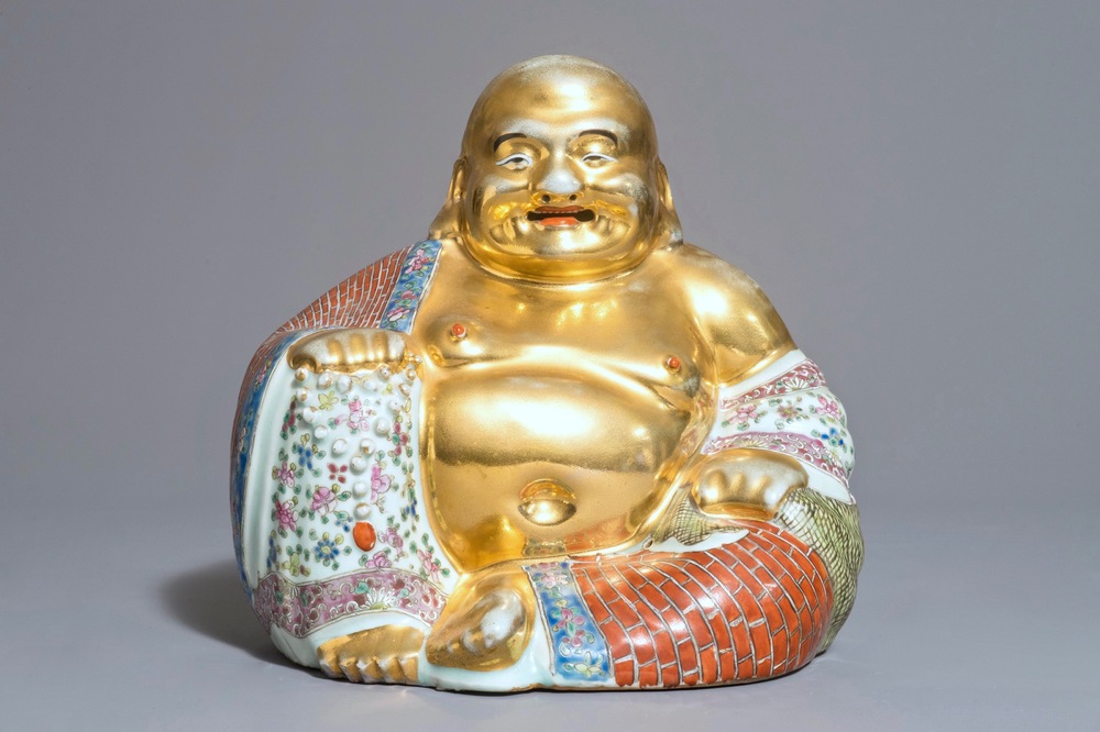 Een grote vergulde Chinese famille rose figuur van Boeddha, 19/20e eeuw